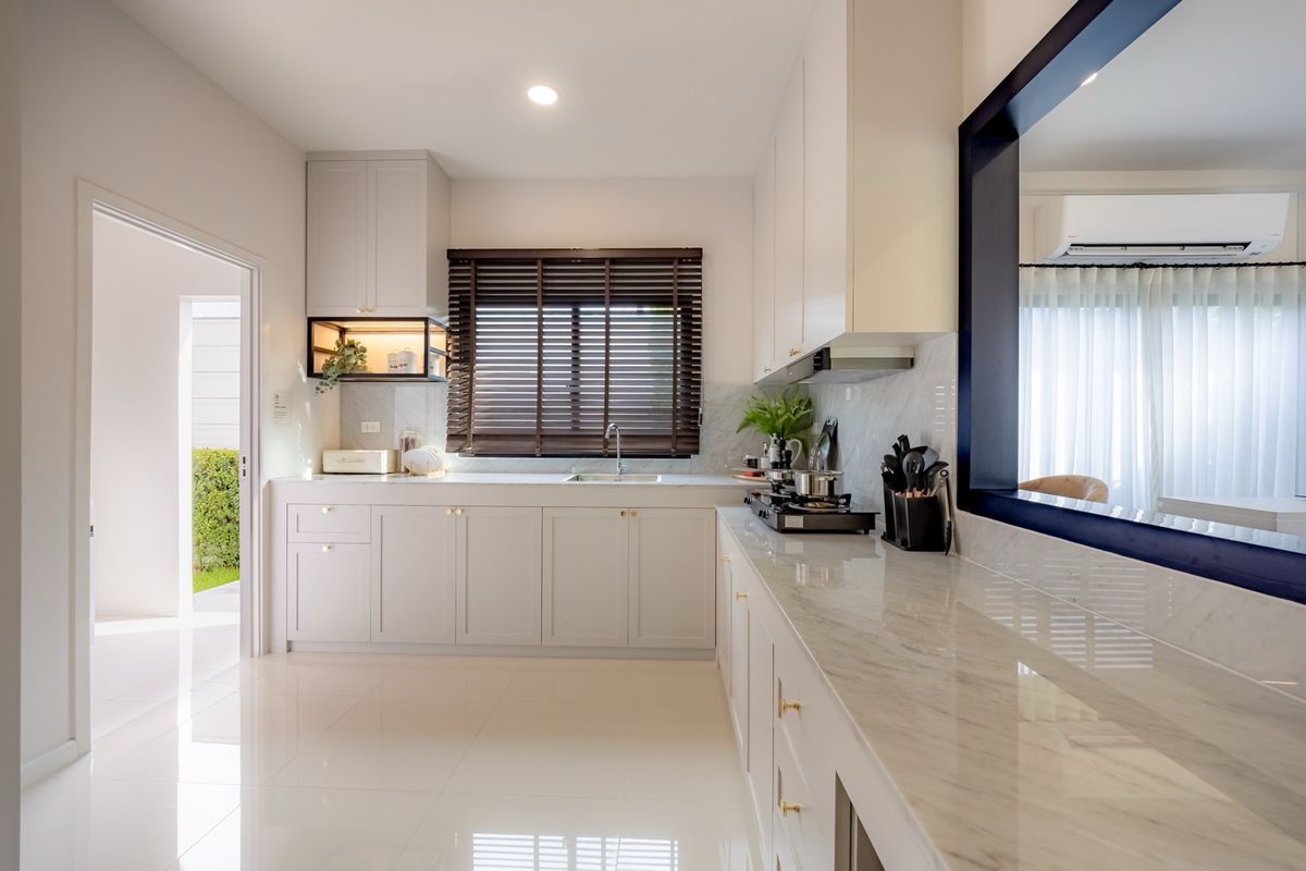 For SaleHouseBangna, Bearing, Lasalle : 🏡 Luxury Single House in Bangna - Srivaree 4 beds, 5 baths, spacious design with multiple parking spaces. Prime location with quick access to Burapha Withi Expressway and Suvarnabhumi Airport.