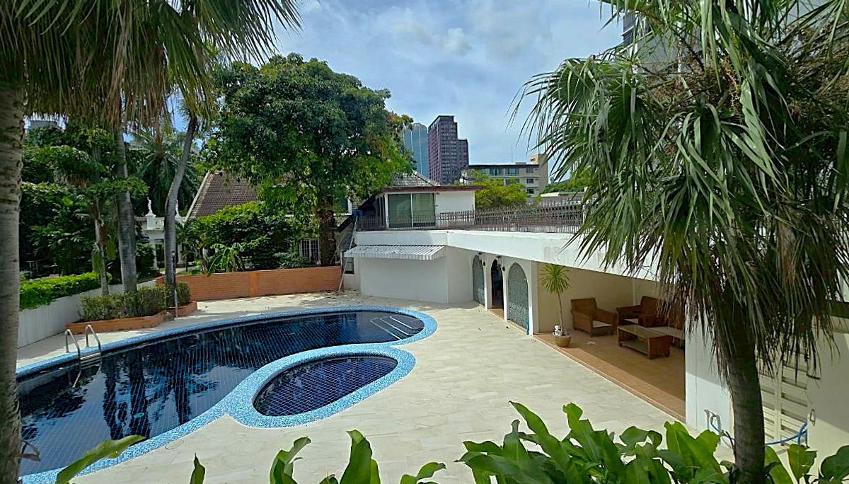 For RentHouseSukhumvit, Asoke, Thonglor : Single house with private pool at Sukhumvit 63 (Ekamai) ** NO CO-AGENT ** 独栋别墅带私家泳池出租，位于素坤逸63巷。