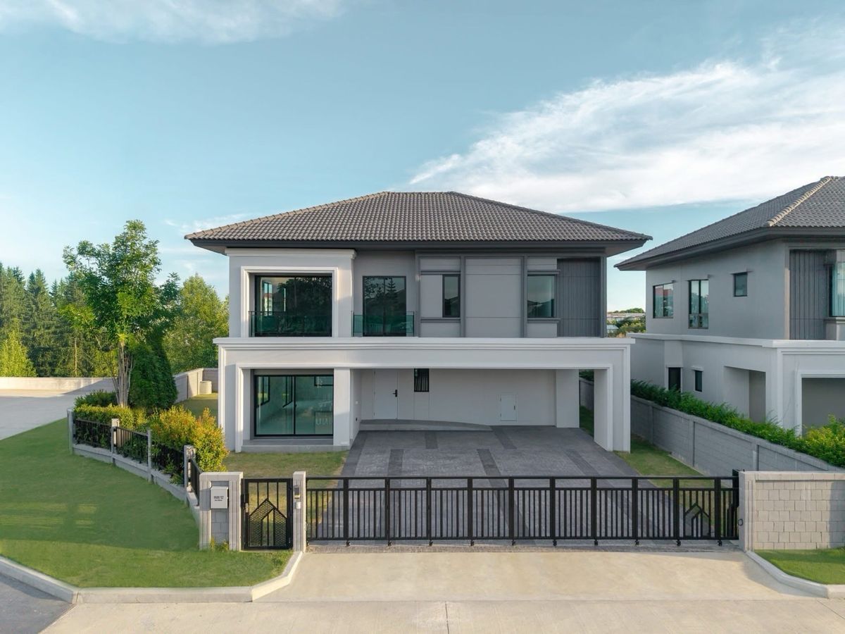 ขายบ้านบางนา แบริ่ง ลาซาล : 🏡 บ้านเดี่ยวหรูหลังใหญ่ ย่านบางนา - ศรีวารี  4 ห้องนอน 5 ห้องน้ำ จากโครงการ Britania พร้อมที่จอดรถหลายคัน เดินางสะดวก ใกล้ ทางด่วนบูรพาวิถี 
