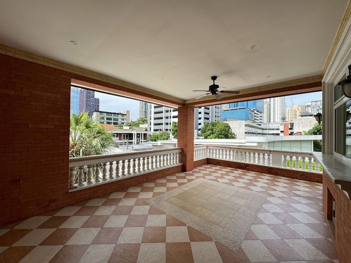 For RentHouseSukhumvit, Asoke, Thonglor : Single house with private pool at Sukhumvit 63 (Ekamai) ** NO CO-AGENT ** 独栋别墅带私家泳池出租，位于素坤逸63巷。