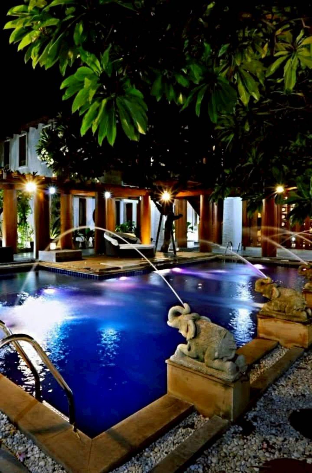 For SaleHouseKaset Nawamin,Ladplakao : Luxury house for sale in Bali Kaset Nawamin, divided into 4 houses in the same area, with a swimming pool. Good price, good location, contact the bee, call 061-9419-639