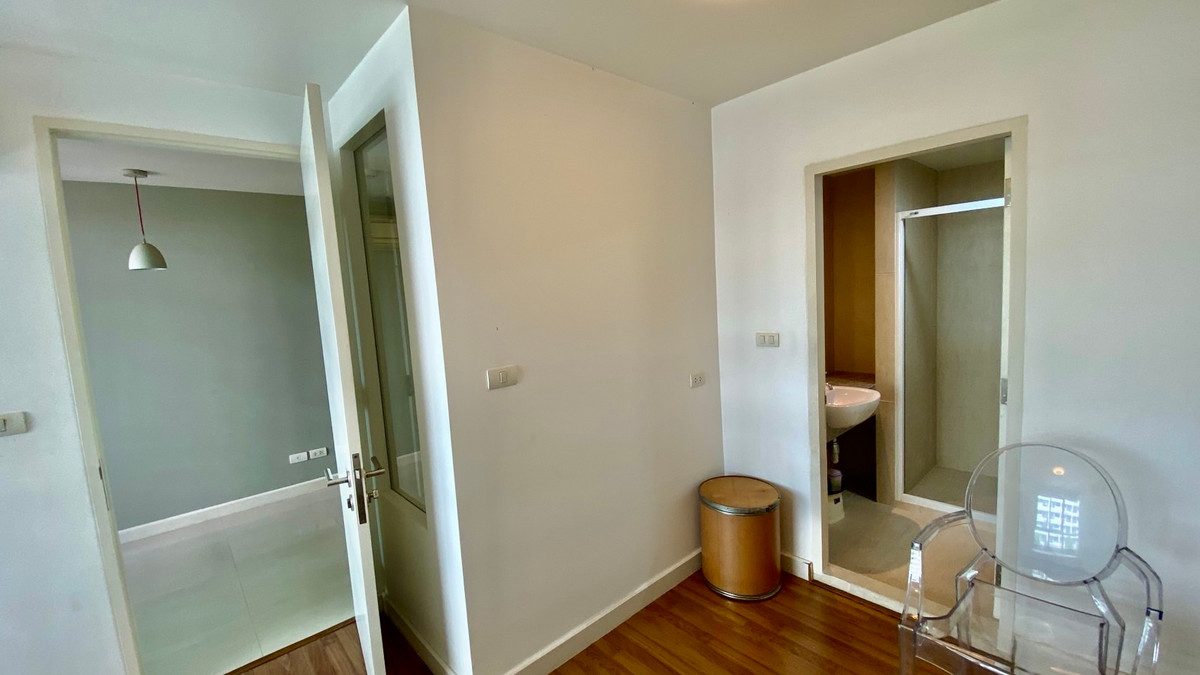 ขายคอนโดสุขุมวิท อโศก ทองหล่อ : ✨ขายด่วน! The Clover ทองหล่อ 18 | โลว์ไรส์สไตล์รีสอร์ท ใจกลางย่านไลฟ์สไตล์สุดชิค✨ ขนาด 1 ห้องนอน ระเบียงหันทิศเหนือ อยู่สบาย ไม่ร้อน