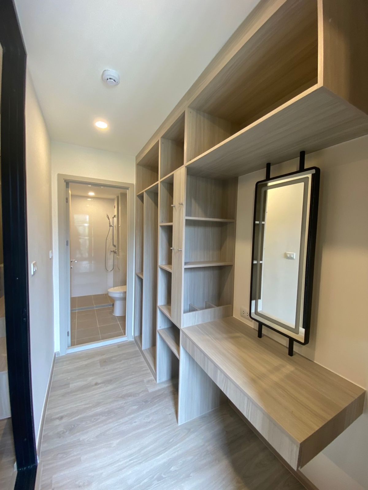 ขายคอนโดอ่อนนุช อุดมสุข : คอนโดพร้อมอยู่ 1 Bed+ walk-in closet วิวสระ ถูกกว่าหน้าโครงการ!!