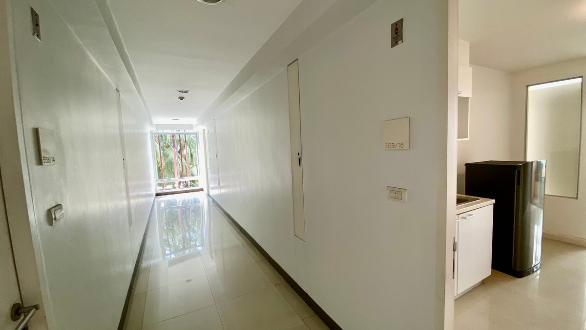 ขายคอนโดสุขุมวิท อโศก ทองหล่อ : ✨ขายด่วน! The Clover ทองหล่อ 18 | โลว์ไรส์สไตล์รีสอร์ท ใจกลางย่านไลฟ์สไตล์สุดชิค✨ ขนาด 1 ห้องนอน ระเบียงหันทิศเหนือ อยู่สบาย ไม่ร้อน