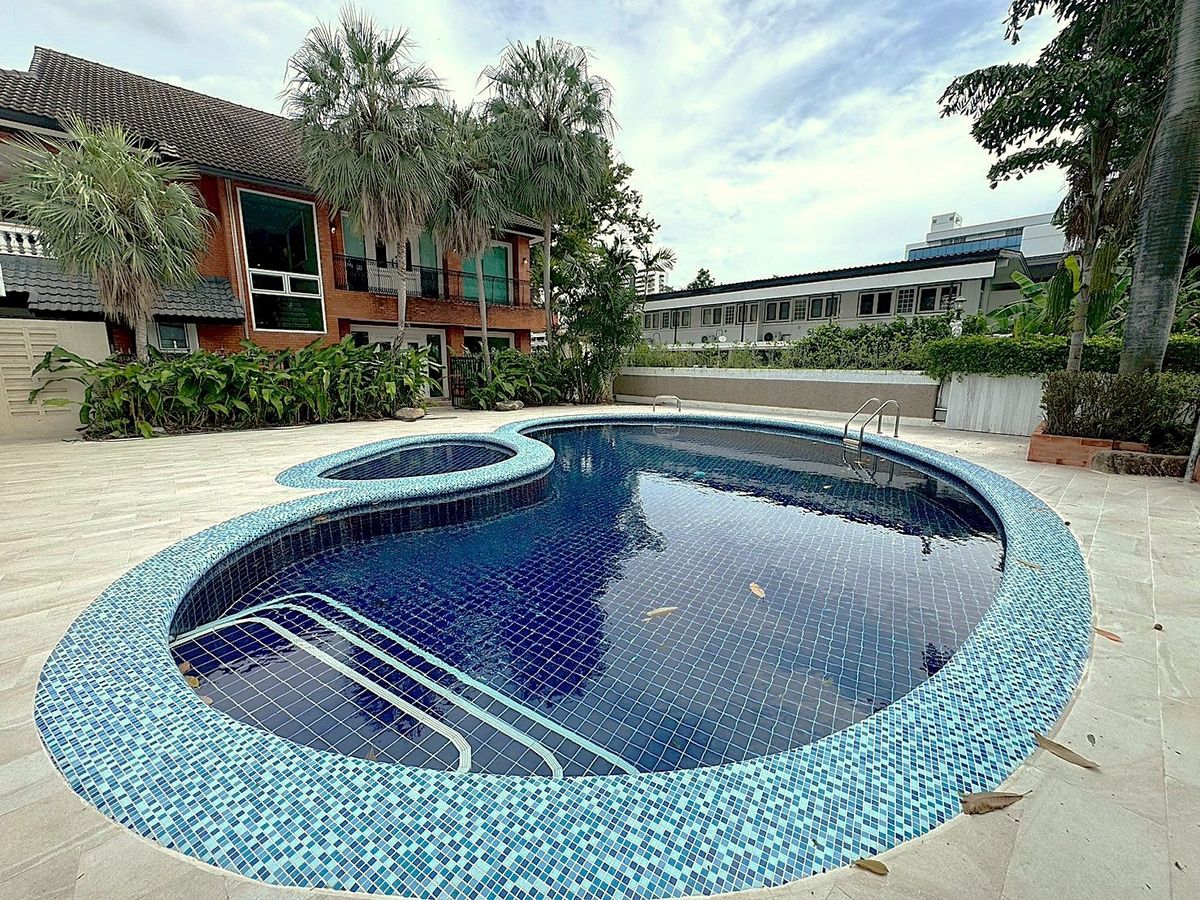 For RentHouseSukhumvit, Asoke, Thonglor : Single house with private pool at Sukhumvit 63 (Ekamai) ** NO CO-AGENT ** 独栋别墅带私家泳池出租，位于素坤逸63巷。