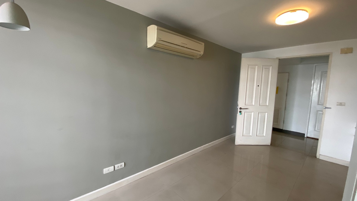 ขายคอนโดสุขุมวิท อโศก ทองหล่อ : ✨ขายด่วน! The Clover ทองหล่อ 18 | โลว์ไรส์สไตล์รีสอร์ท ใจกลางย่านไลฟ์สไตล์สุดชิค✨ ขนาด 1 ห้องนอน ระเบียงหันทิศเหนือ อยู่สบาย ไม่ร้อน