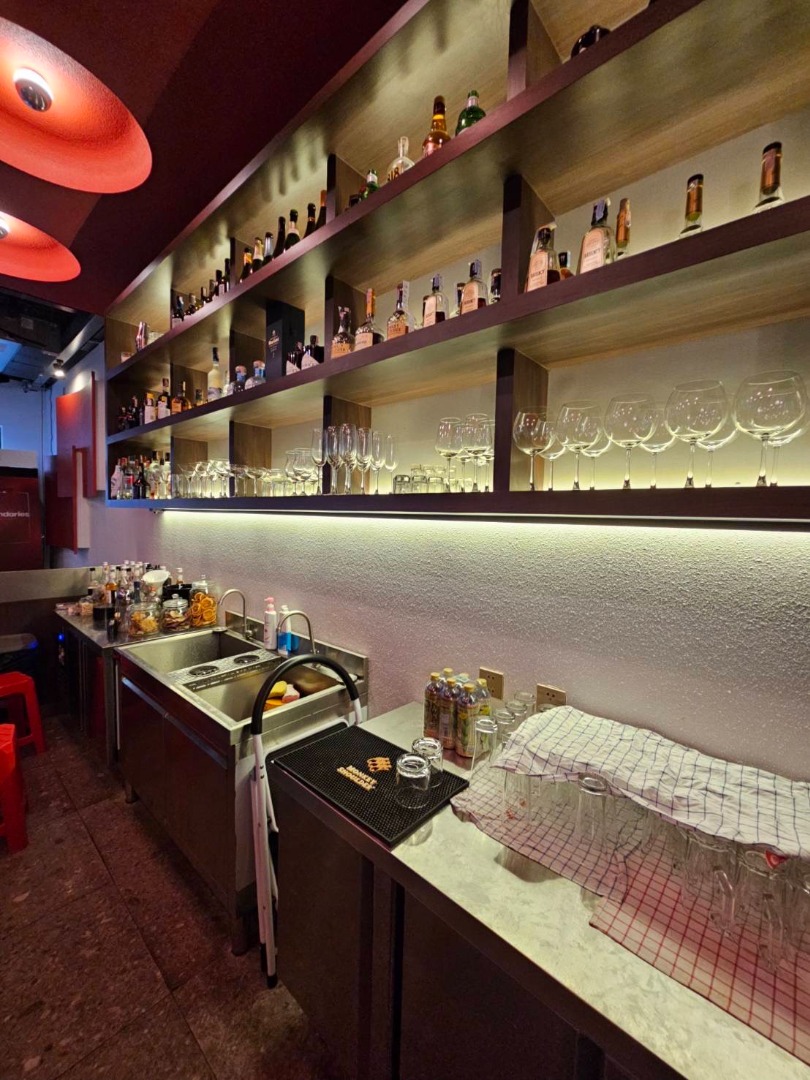 ขายร้านค้า/ตลาดนัดสีลม ศาลาแดง บางรัก : 🔥เซ้งด่วน🔥 ร้าน Boundaries Silom @โครงการบ้านสีลม มีที่จอด 40-50 คัน ของตกเเต่งภายในร้านครบ + ใบอนุญาตขายแอลกอฮอลล์  *สัญญาสิ้นสุด 16 มกราคม 2571