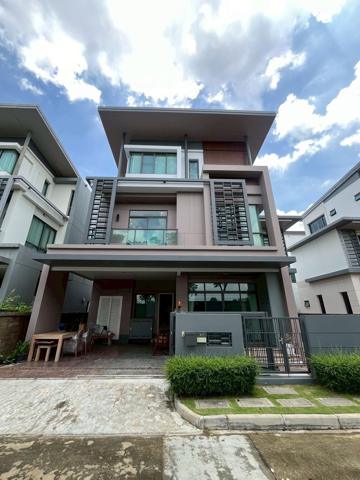 ขายบ้านนวมินทร์ รามอินทรา : ✨ ขายบ้านเดี่ยวหรู Narasiri Hideaway นวมินทร์ 111 🏡 บ้านรีโนเวทใหม่สไตล์รีสอร์ต จากแสนสิริ พร้อมเข้าอยู่ทันที  💰 ราคาพิเศษเพียง 19.9 ล้านบาท