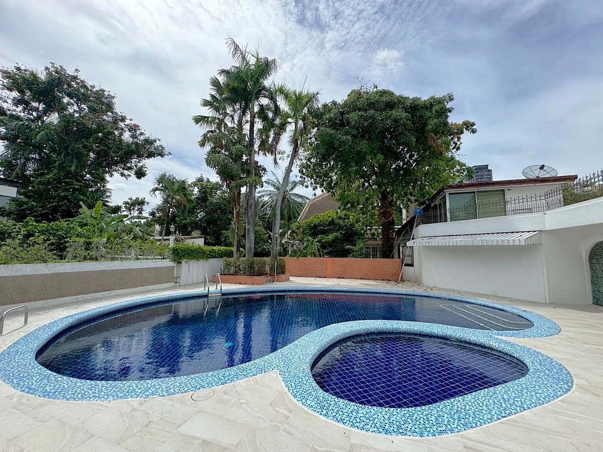 For RentHouseSukhumvit, Asoke, Thonglor : Single house with private pool at Sukhumvit 63 (Ekamai) ** NO CO-AGENT ** 独栋别墅带私家泳池出租，位于素坤逸63巷。