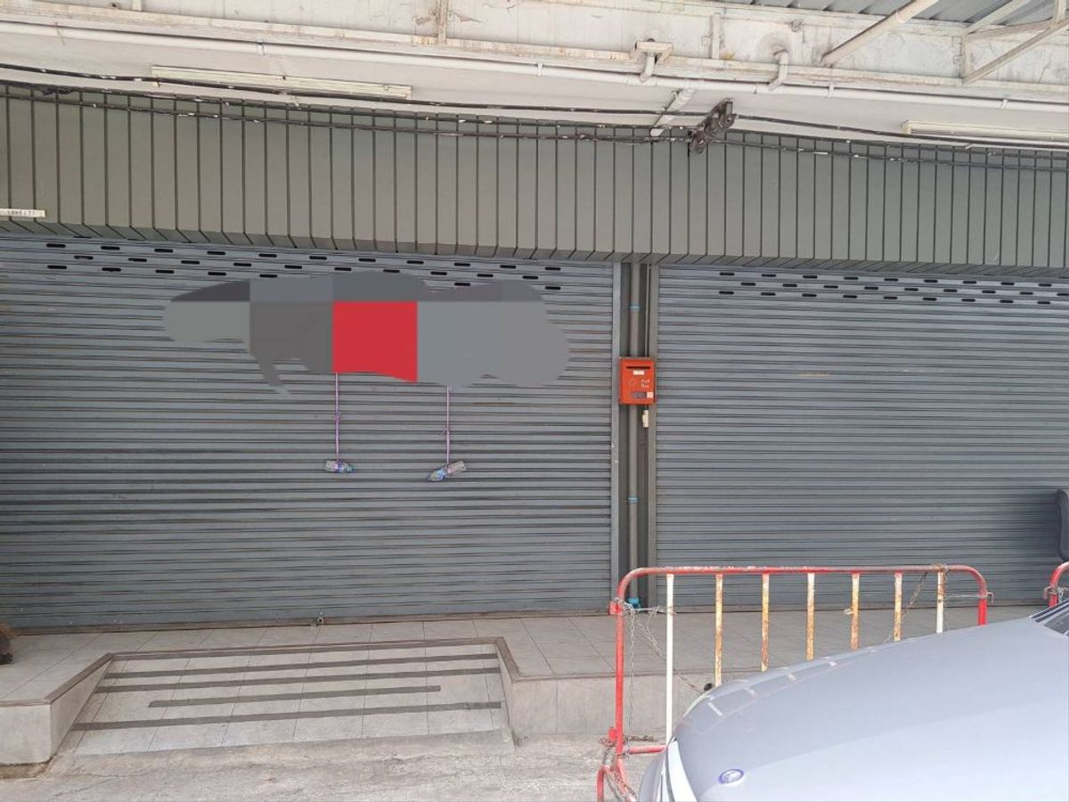 For RentShop HouseSapankwai,Jatujak : Divide 2 commercial buildings (4 floors) 192 sq.m. next to each other, Golden Location Soi Phahonyothin 37/1, near BTS Senanikhom, welcomes agent.