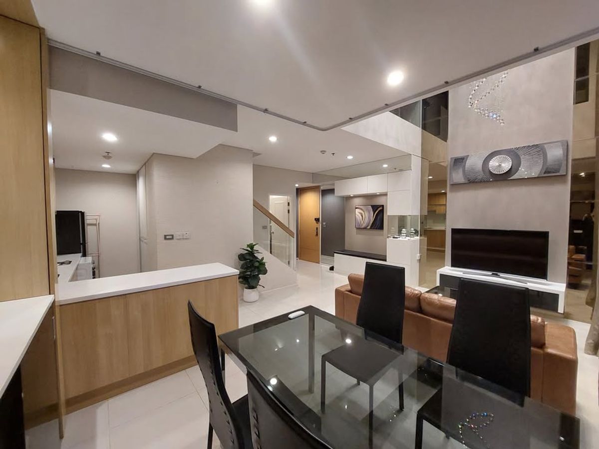 ขายคอนโดพระราม 9 เพชรบุรีตัดใหม่ RCA : ✨ โอกาสพิเศษ คอนโดดูเพล็กซ์ วิลล่าอโศก 1 ห้องนอน วิวสวนและถนนใหญ่ พร้อมเฟอร์นิเจอร์ครบครัน มีโควต้าต่างชาติ พร้อมเข้าอยู่ ใกล้ MRT เพชรบุรี 