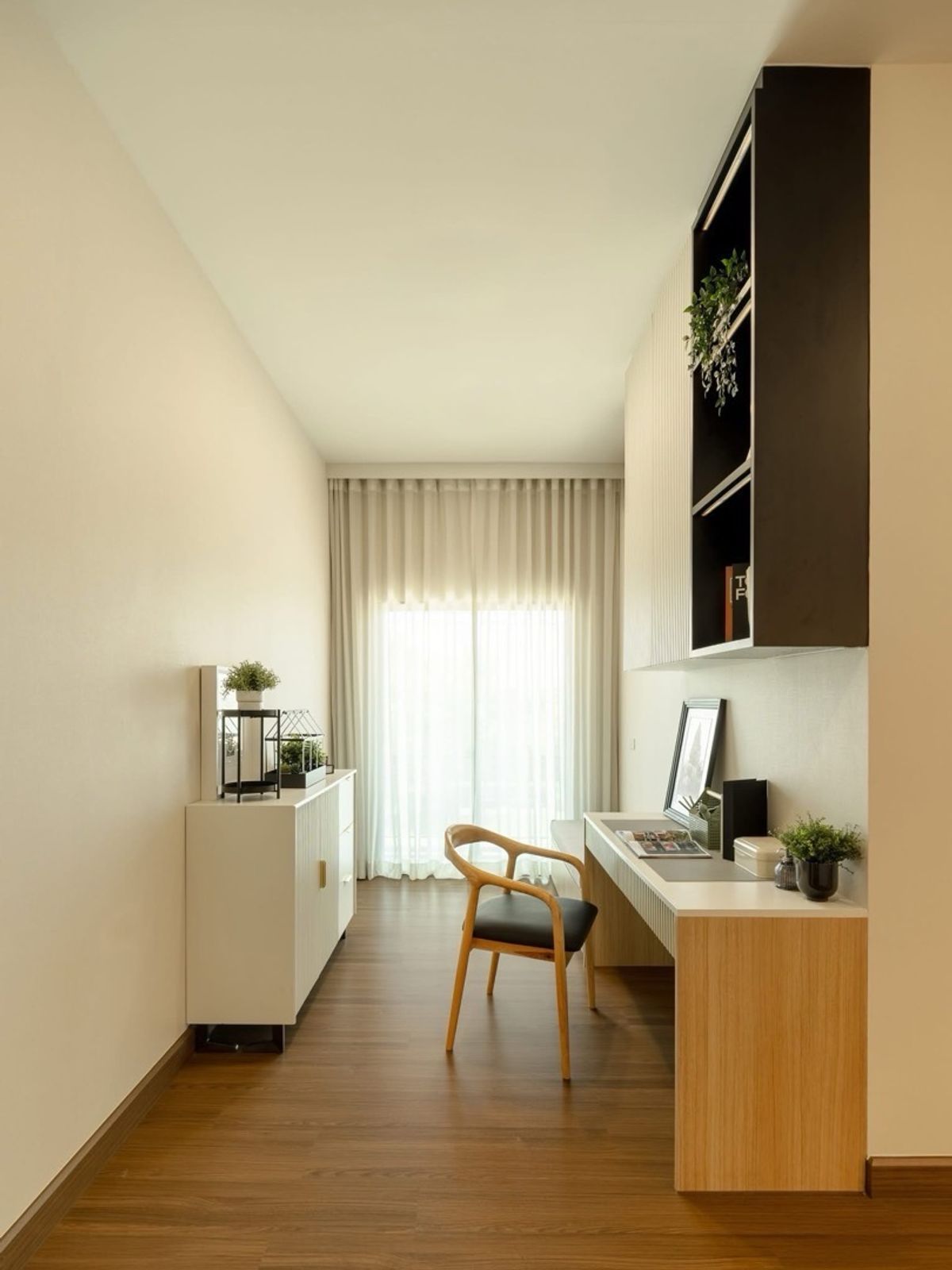 For SaleHouseBangna, Bearing, Lasalle : 🏡 Luxury Single House in Bangna - Srivaree 4 beds, 5 baths, spacious design with multiple parking spaces. Prime location with quick access to Burapha Withi Expressway and Suvarnabhumi Airport.