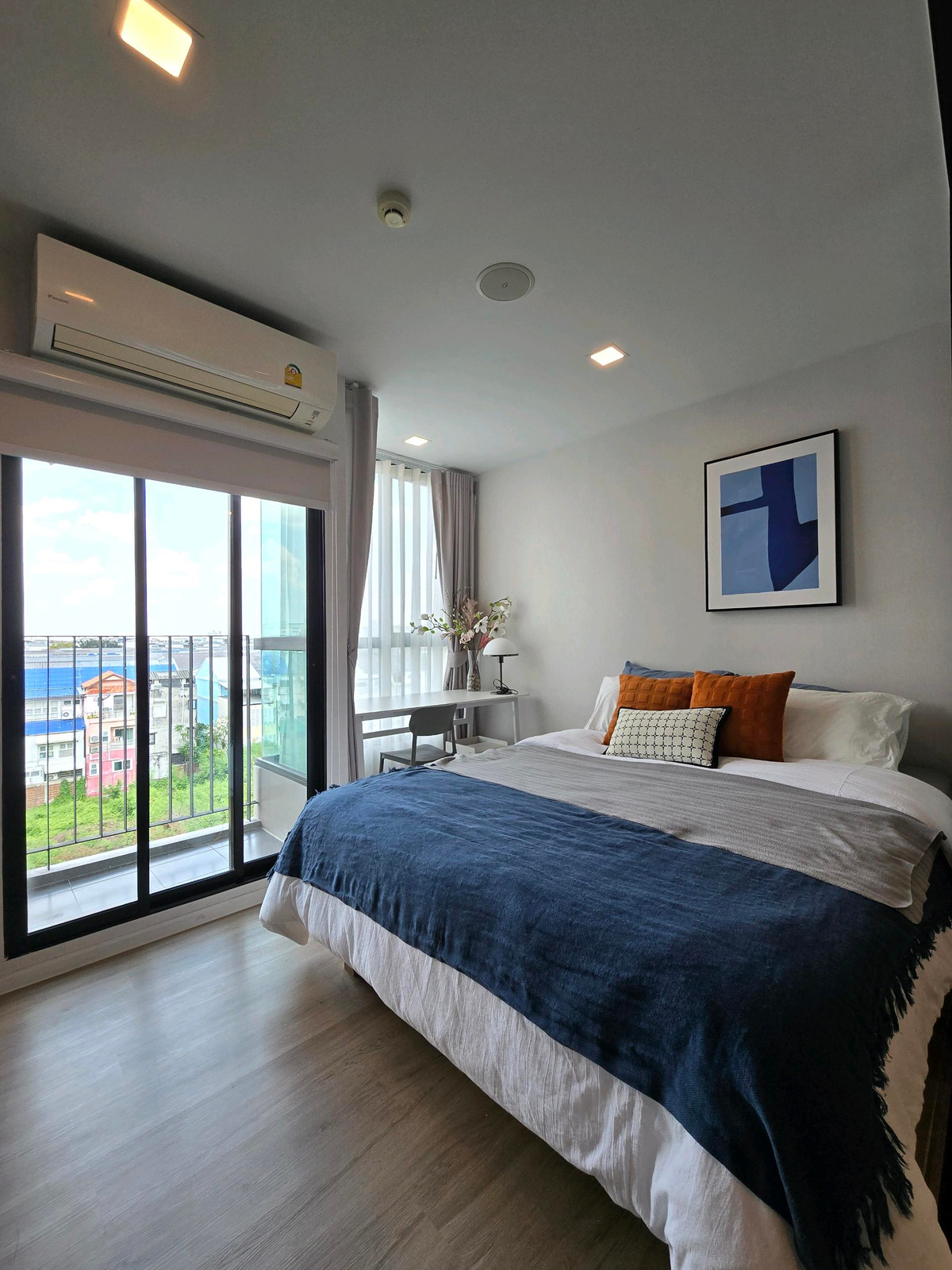 ให้เช่าคอนโดรัชดา ห้วยขวาง : ให้เช่า 14,000 บ./ด. แต่งครบทั้งห้องตามภาพ T.0993969397 คอนโดแอทโมซ รัชดา-ห้วยขวาง ใกล้โรงเรียนนานาชาติ ซอยสหการประมูล