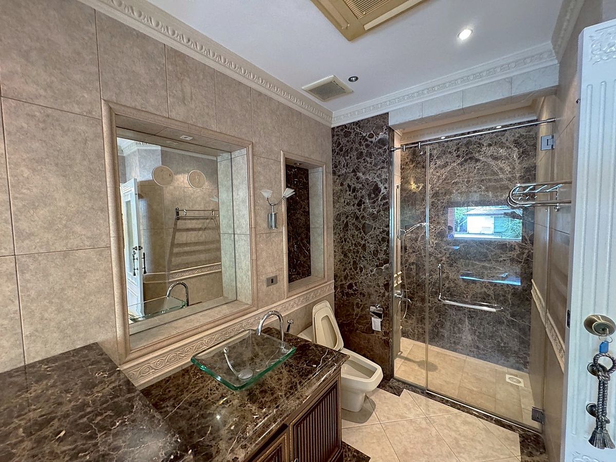 For RentHouseSukhumvit, Asoke, Thonglor : Single house with private pool at Sukhumvit 63 (Ekamai) ** NO CO-AGENT ** 独栋别墅带私家泳池出租，位于素坤逸63巷。