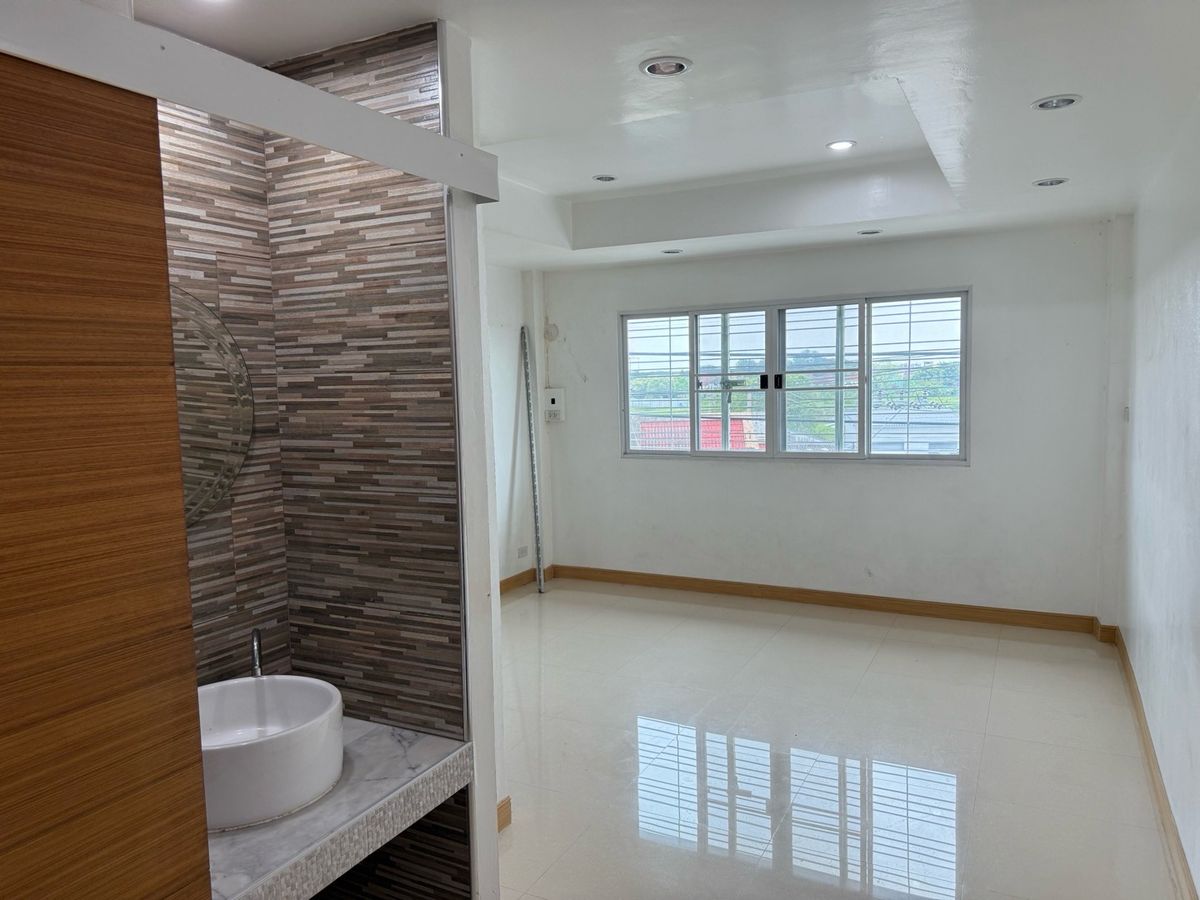 อาคารพาณิชย์นวมินทร์ รามอินทรา : อาคารพาณิชย์ รีโนเวทใหม่ ตินถนนคู้บอน ถนนใหญ่