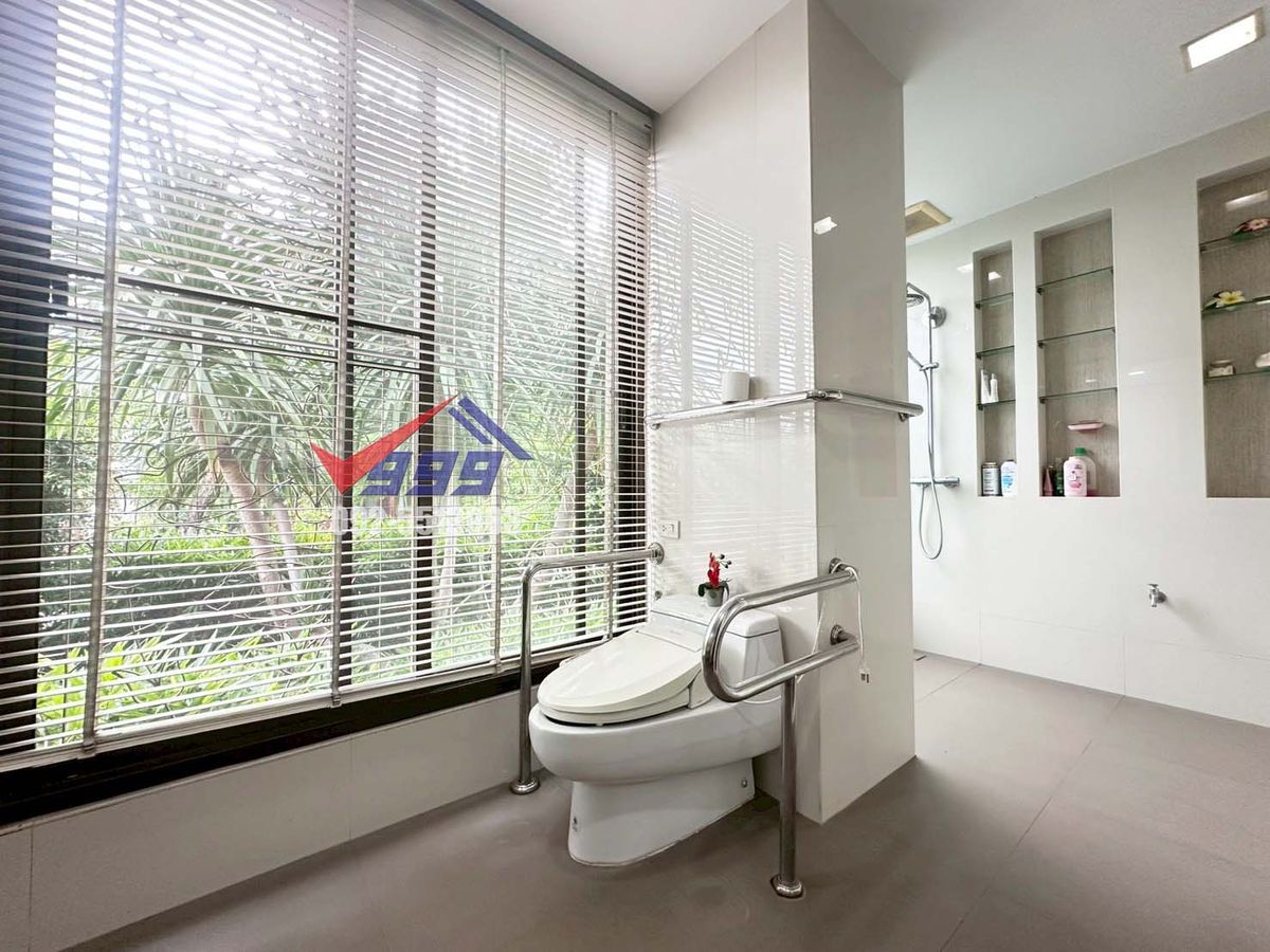 HousePattanakan, Srinakarin : 📌Sale/Rent 2 -story house, 5 bedrooms, can be made into an office, 1 rai area, good location, On Nut 66, Intersection 11  