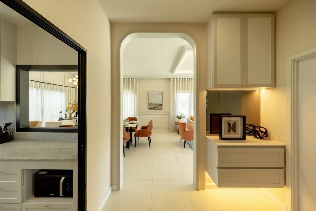 For SaleHouseBangna, Bearing, Lasalle : 🏡 Luxury Single House in Bangna - Srivaree 4 beds, 5 baths, spacious design with multiple parking spaces. Prime location with quick access to Burapha Withi Expressway and Suvarnabhumi Airport.