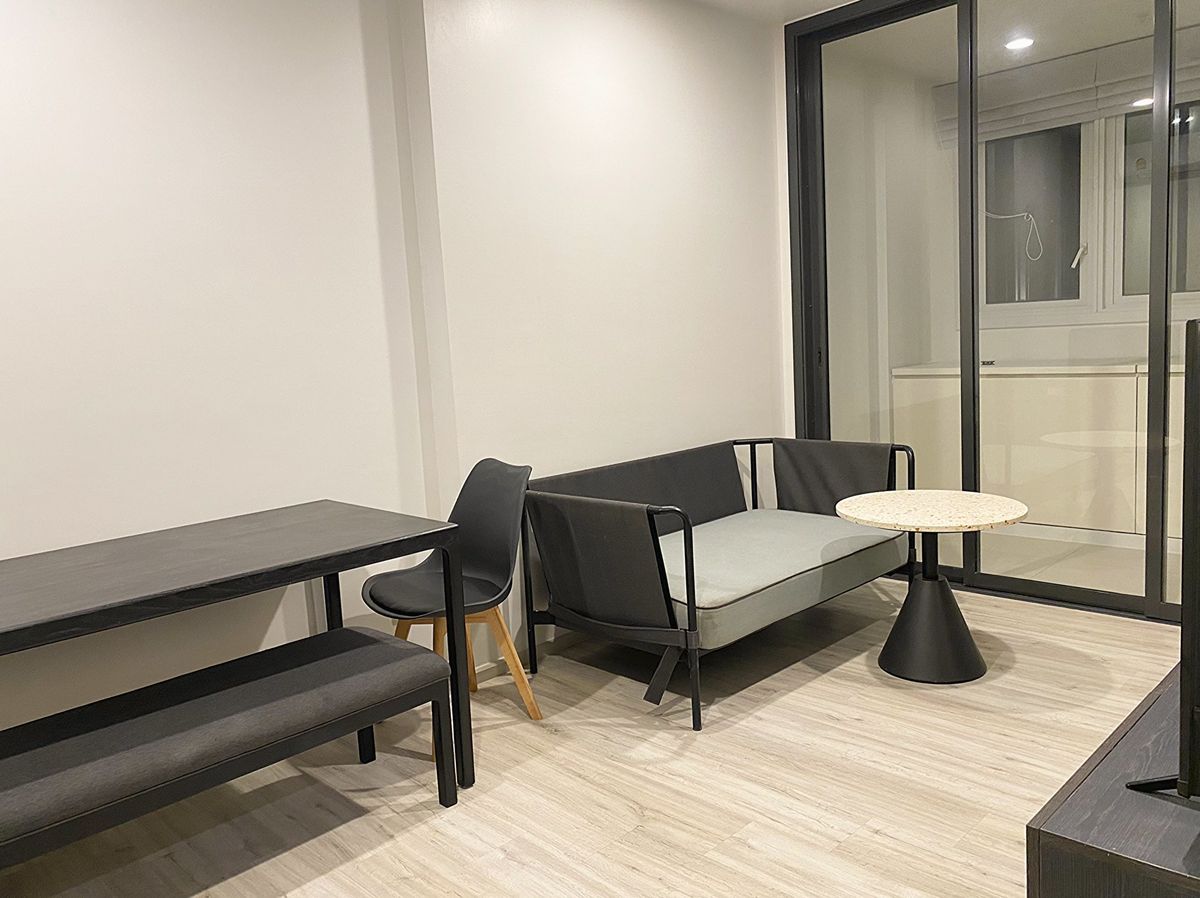 For RentCondoRatchadapisek, Huaikwang, Suttisan : Condo on the 15th floor with beautiful decorative furniture for rent in Huai Khwang district-Ratchada, near MRT, Huai Khwang, only 150 meters.