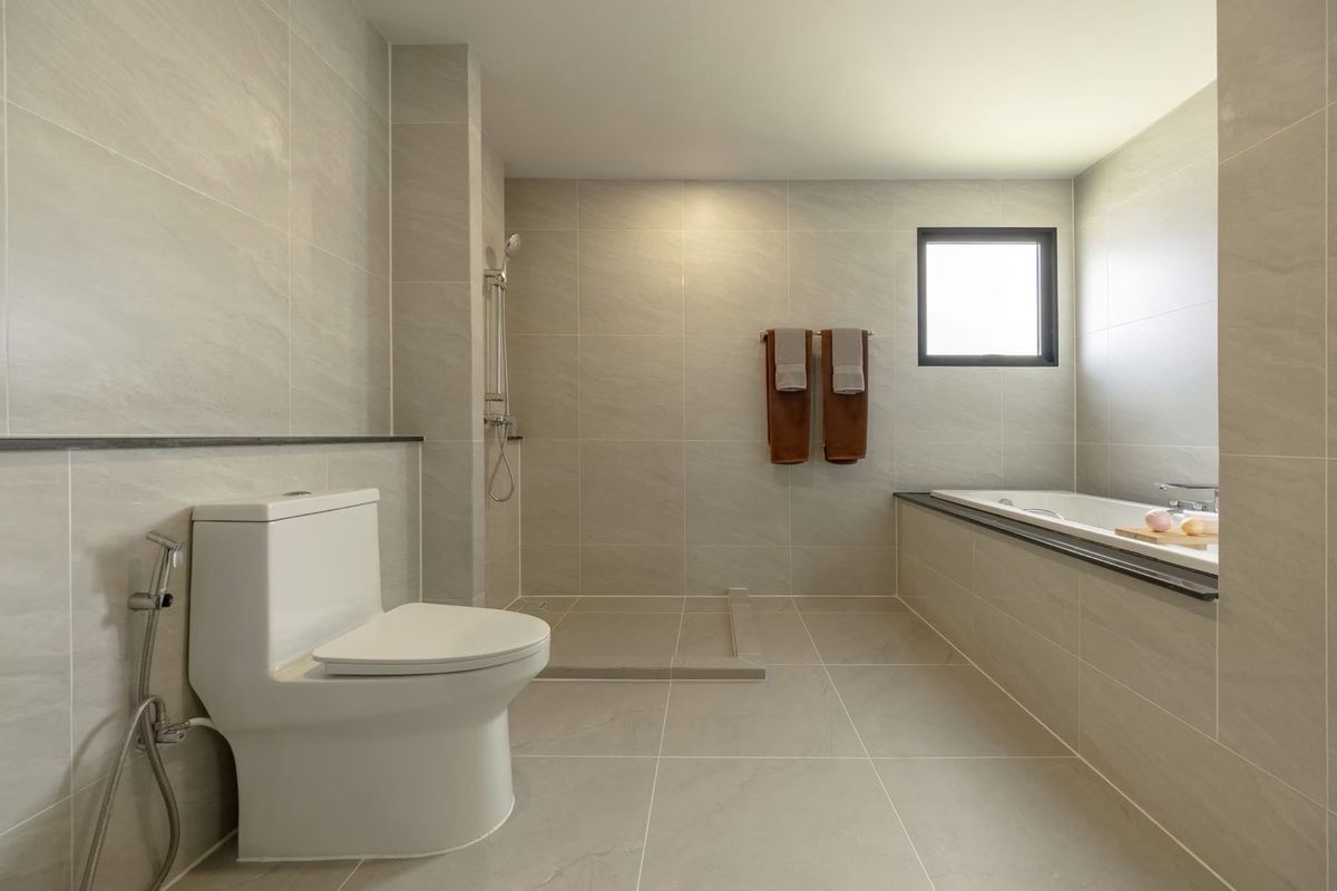 For SaleHouseBangna, Bearing, Lasalle : 🏡 Luxury Single House in Bangna - Srivaree 4 beds, 5 baths, spacious design with multiple parking spaces. Prime location with quick access to Burapha Withi Expressway and Suvarnabhumi Airport.