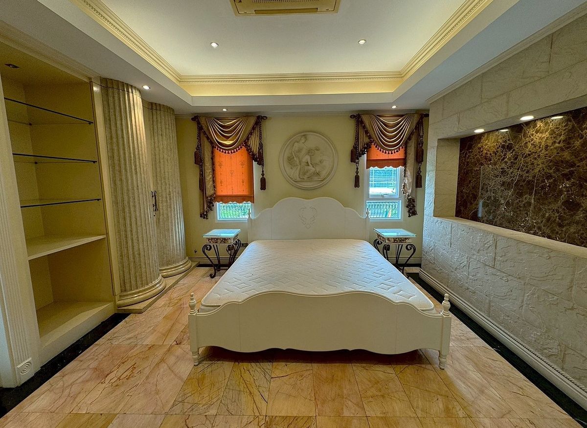 For RentHouseSukhumvit, Asoke, Thonglor : Single house with private pool at Sukhumvit 63 (Ekamai) ** NO CO-AGENT ** 独栋别墅带私家泳池出租，位于素坤逸63巷。