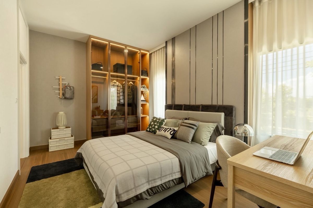 For SaleHouseBangna, Bearing, Lasalle : 🏡 Luxury Single House in Bangna - Srivaree 4 beds, 5 baths, spacious design with multiple parking spaces. Prime location with quick access to Burapha Withi Expressway and Suvarnabhumi Airport.