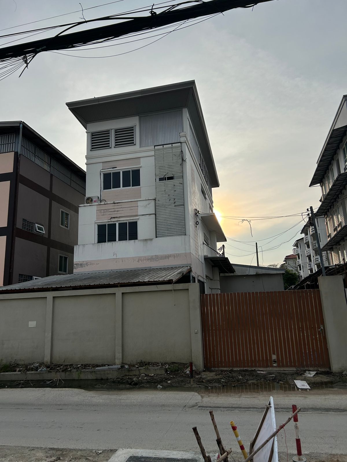 For SaleHome OfficeSamut Prakan,Samrong : Home office for sale, Soi Sri Dan 22, Community Development 1, Size 100 Sq. Bang Phli, Samut Prakan