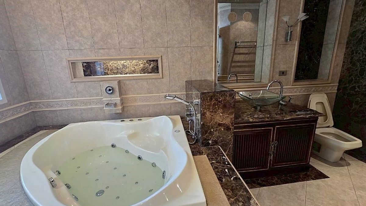 For RentHouseSukhumvit, Asoke, Thonglor : Single house with private pool at Sukhumvit 63 (Ekamai) ** NO CO-AGENT ** 独栋别墅带私家泳池出租，位于素坤逸63巷。