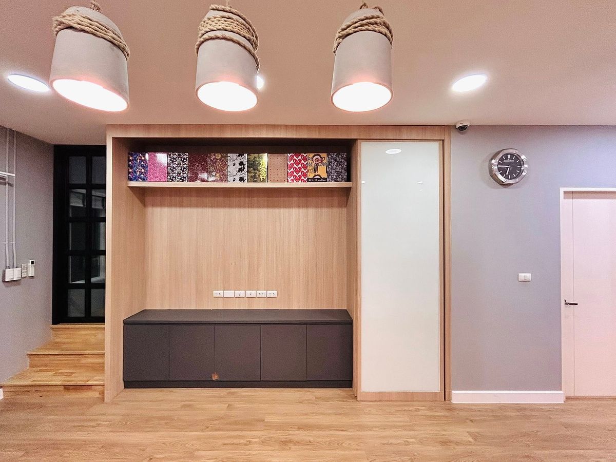 ขายทาวน์โฮมลาดกระบัง สุวรรณภูมิ : ✨ ขายด่วน! ทาวน์โฮม 3 ชั้น บ้านกลางเมือง สวนหลวง ร.9 พร้อมอยู่  เหมาะทำโฮมออฟฟิศ ทำเลทอง ใกล้เมกา บางนา