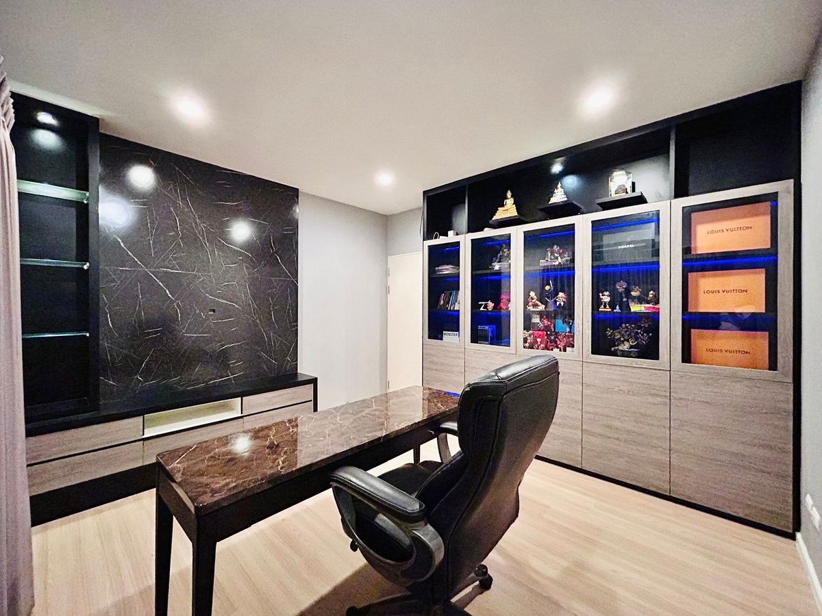 ขายทาวน์โฮมลาดกระบัง สุวรรณภูมิ : ✨ ขายด่วน! ทาวน์โฮม 3 ชั้น บ้านกลางเมือง สวนหลวง ร.9 พร้อมอยู่  เหมาะทำโฮมออฟฟิศ ทำเลทอง ใกล้เมกา บางนา