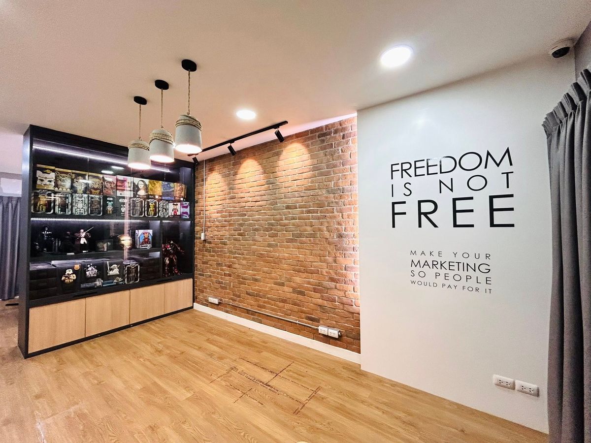 ขายทาวน์โฮมลาดกระบัง สุวรรณภูมิ : ✨ ขายด่วน! ทาวน์โฮม 3 ชั้น บ้านกลางเมือง สวนหลวง ร.9 พร้อมอยู่  เหมาะทำโฮมออฟฟิศ ทำเลทอง ใกล้เมกา บางนา