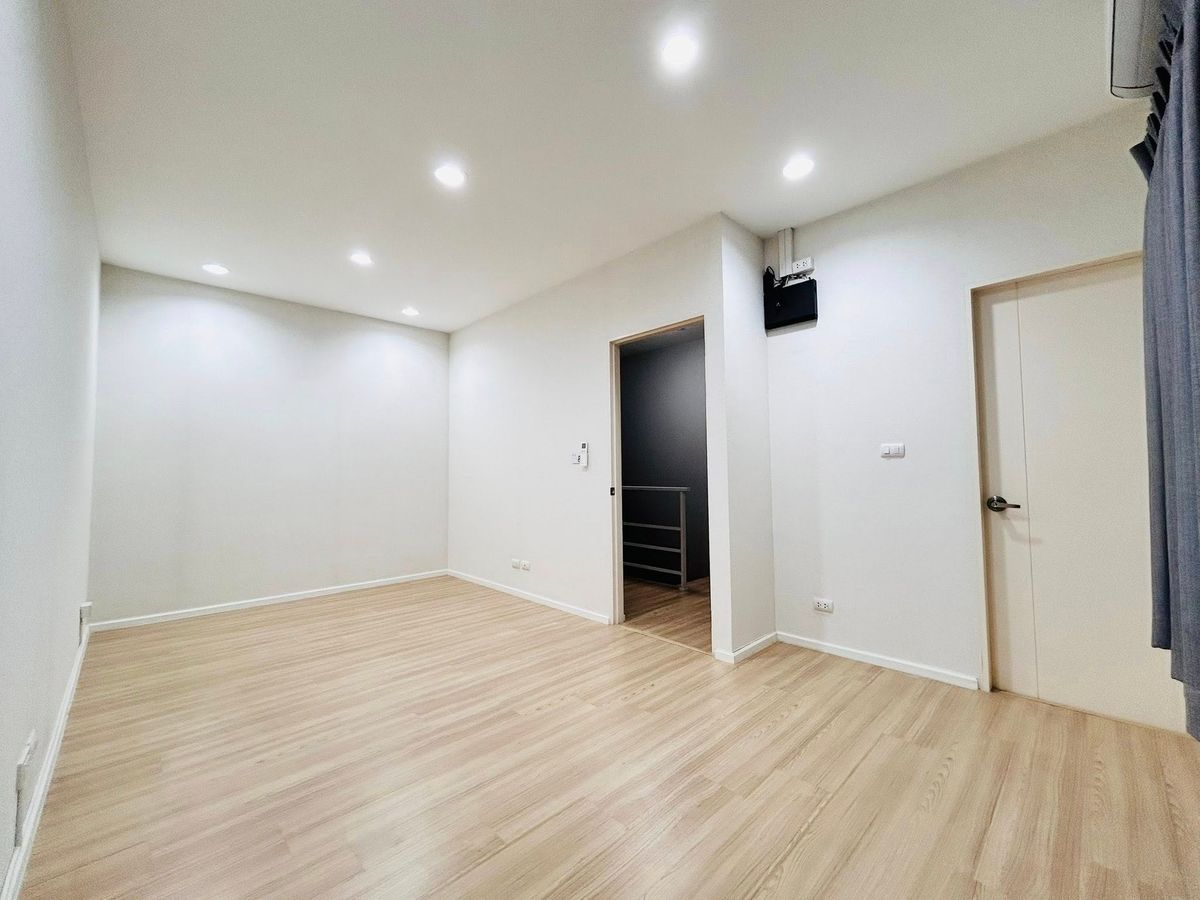 ขายทาวน์โฮมลาดกระบัง สุวรรณภูมิ : ✨ ขายด่วน! ทาวน์โฮม 3 ชั้น บ้านกลางเมือง สวนหลวง ร.9 พร้อมอยู่  เหมาะทำโฮมออฟฟิศ ทำเลทอง ใกล้เมกา บางนา