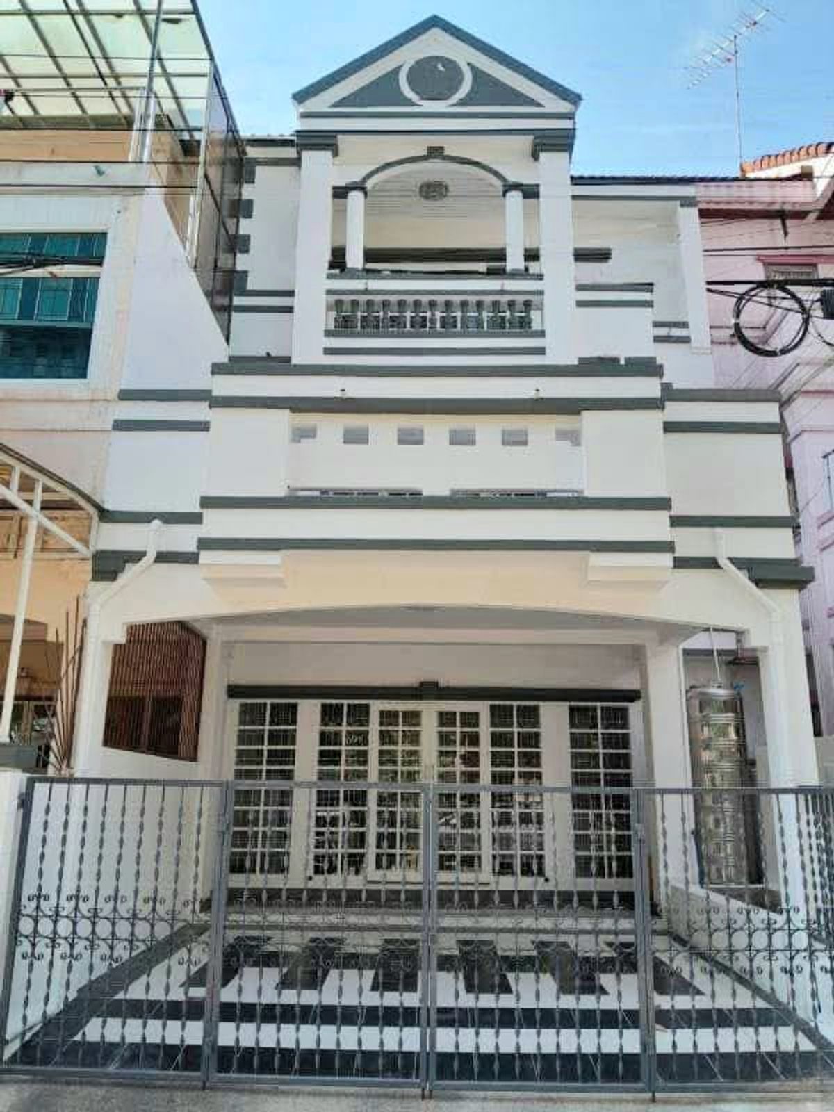 For RentTownhomeRattanathibet, Sanambinna : Rent 3 -story townhome, Soi Rattanathibet 17, new renovated, attached to the central garden.  Suitable for living, making offices, offices, online sales, stock near MRT, Bang Kraso 250 m. Convenient transportation.