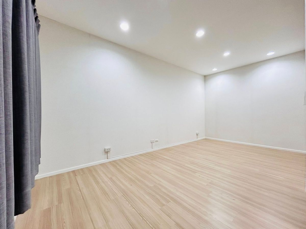 ขายทาวน์โฮมลาดกระบัง สุวรรณภูมิ : ✨ ขายด่วน! ทาวน์โฮม 3 ชั้น บ้านกลางเมือง สวนหลวง ร.9 พร้อมอยู่  เหมาะทำโฮมออฟฟิศ ทำเลทอง ใกล้เมกา บางนา