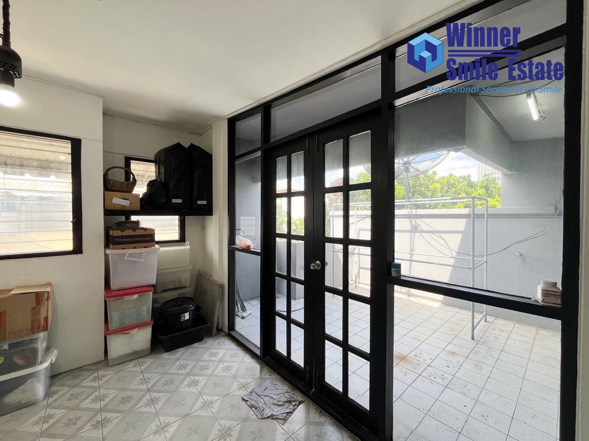 ขายโฮมออฟฟิศพระราม 9 เพชรบุรีตัดใหม่ RCA : ขายโฮมออฟฟิต 3 ชั้น พื้นที่ 356 ตร.ม. พระราม 9 ซอย 19 (ซอยเดียวกับวัดพระราม 9) ใกล้ย่านพระรามเก้า - รัชดา เหมาะทำออฟฟิต และอยู่เอง