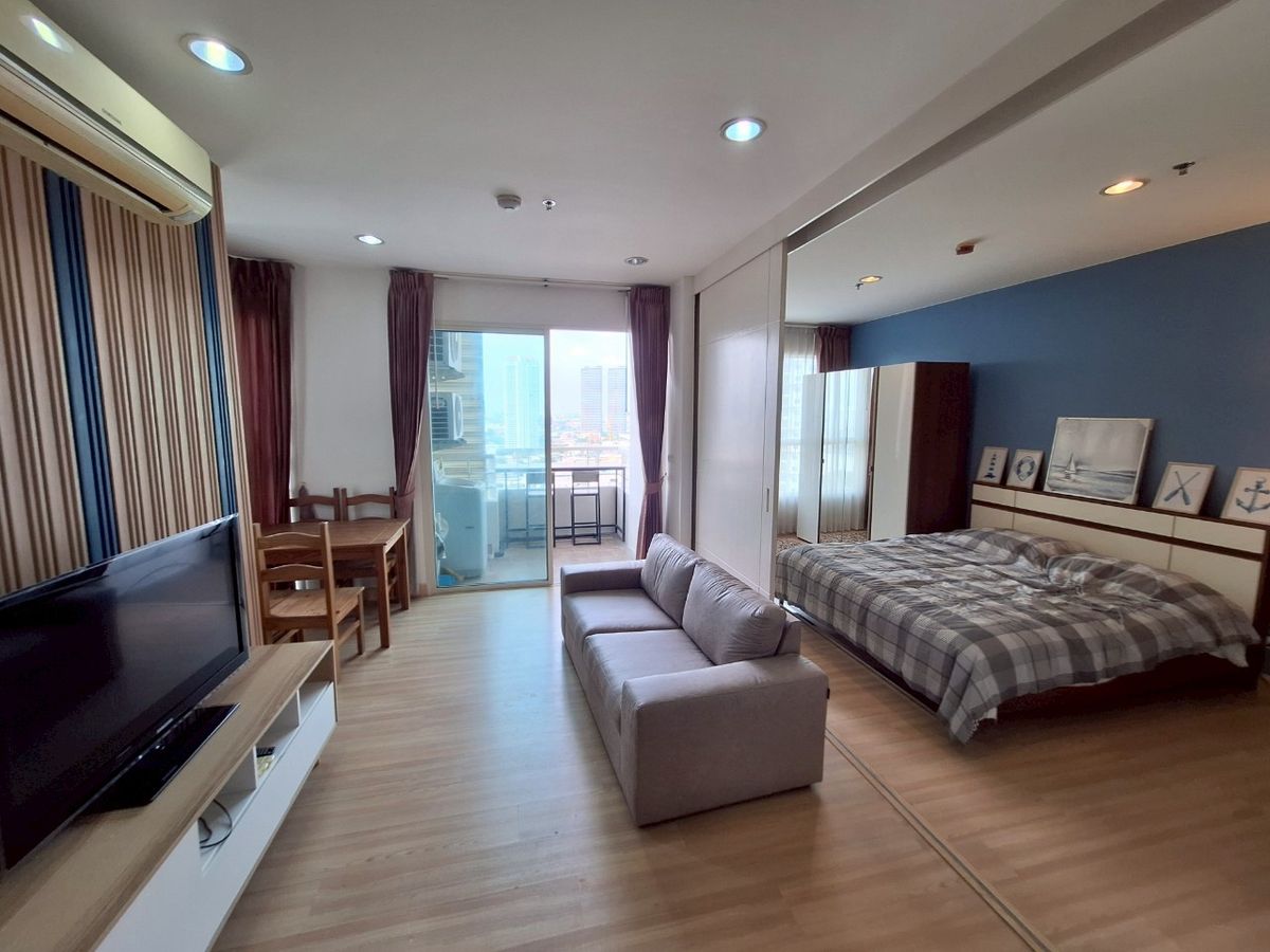 ให้เช่าคอนโดวงเวียนใหญ่ เจริญนคร : Spacious 49 sqm one-bedroom condo at The Lighthouse Condo (Sathorn-Charoen Nakorn) offers a beautiful river view from a corner room on the 18B1 floor.  3 min walk to ICON Siam, near BTS Krung Thon Buri.   Recently renovated and fully furnished condo.