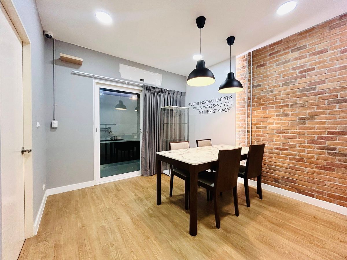 ขายทาวน์โฮมลาดกระบัง สุวรรณภูมิ : ✨ ขายด่วน! ทาวน์โฮม 3 ชั้น บ้านกลางเมือง สวนหลวง ร.9 พร้อมอยู่  เหมาะทำโฮมออฟฟิศ ทำเลทอง ใกล้เมกา บางนา