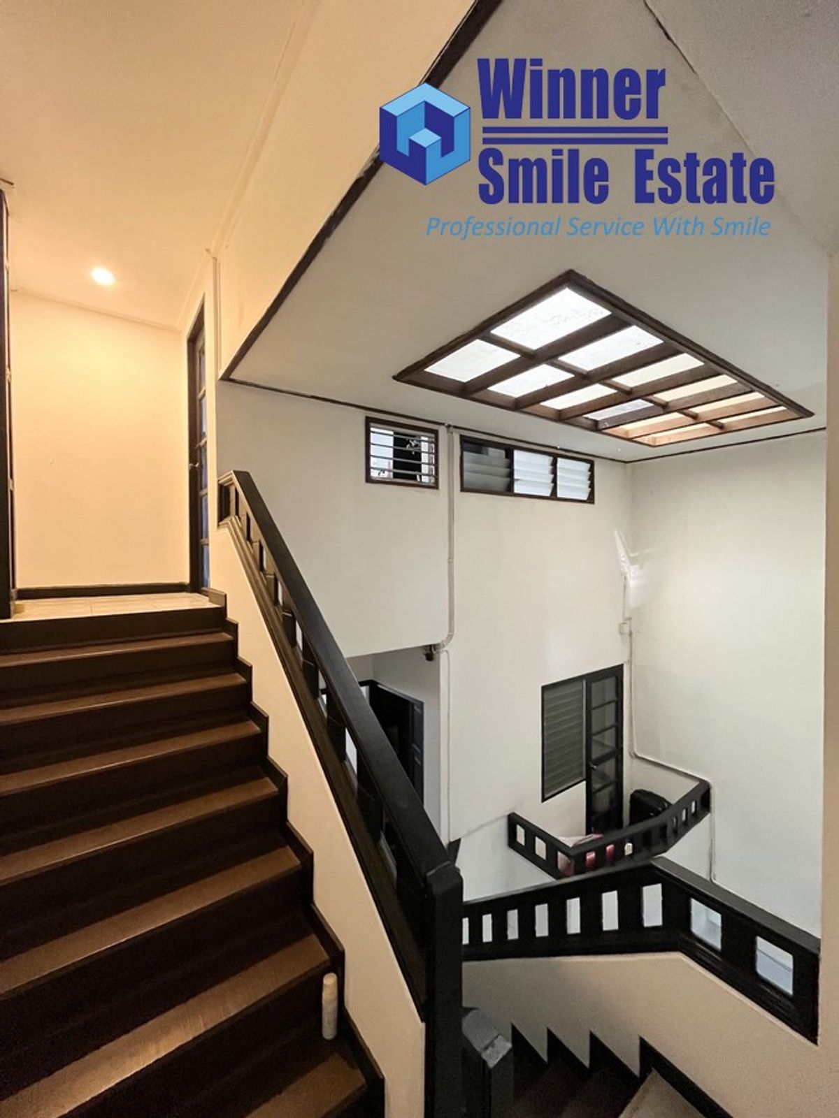 ขายโฮมออฟฟิศพระราม 9 เพชรบุรีตัดใหม่ RCA : ขายโฮมออฟฟิต 3 ชั้น พื้นที่ 356 ตร.ม. พระราม 9 ซอย 19 (ซอยเดียวกับวัดพระราม 9) ใกล้ย่านพระรามเก้า - รัชดา เหมาะทำออฟฟิต และอยู่เอง