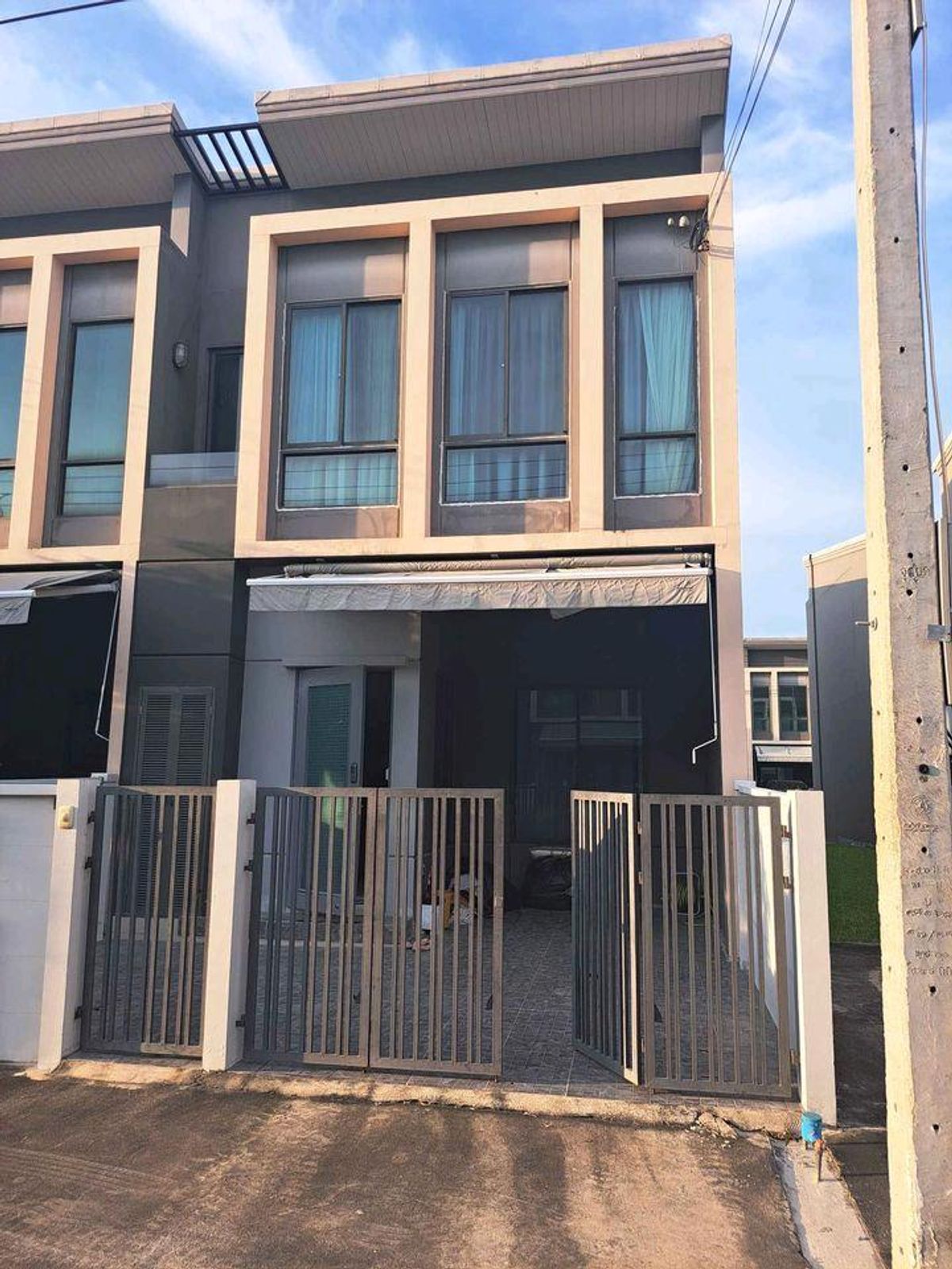For RentTownhomeSamut Prakan,Samrong : Townhome for Rent – PLENO Sukhumvit-Bangna 2-storey home in a secure community near Mega Bangna. Ready to move in!