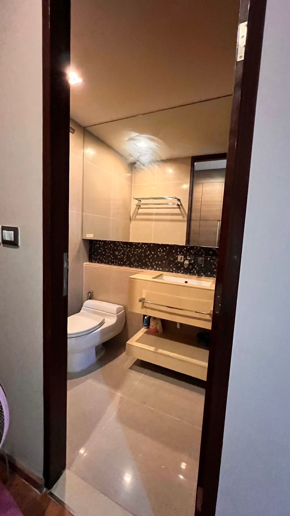 ขายคอนโดพระราม 9 เพชรบุรีตัดใหม่ RCA : ✨ คอนโดหรูแต่งครบ ใจกลางอโศก วิวสวยโล่ง ชั้นสูง เฟอร์นิเจอร์บิวท์อิน ทำเลดี ใกล้  MRT เพชรบุรี 