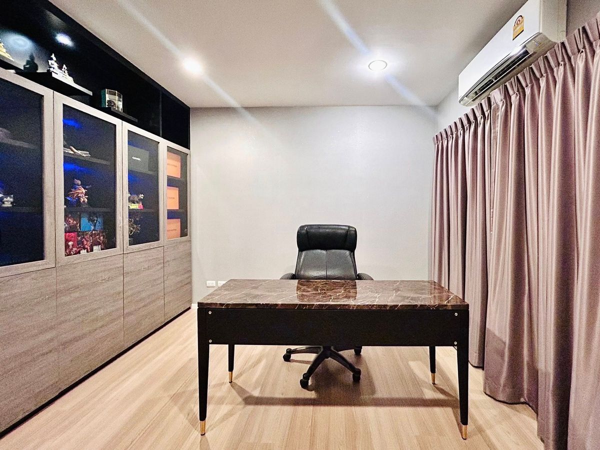 ขายทาวน์โฮมลาดกระบัง สุวรรณภูมิ : ✨ ขายด่วน! ทาวน์โฮม 3 ชั้น บ้านกลางเมือง สวนหลวง ร.9 พร้อมอยู่  เหมาะทำโฮมออฟฟิศ ทำเลทอง ใกล้เมกา บางนา