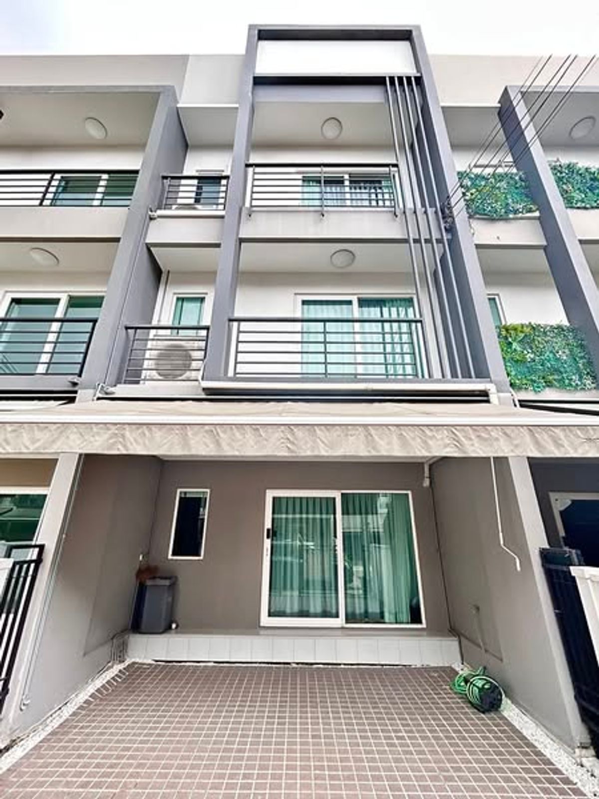 ขายทาวน์โฮมพัฒนาการ ศรีนครินทร์ : ✨ ขายด่วน! ทาวน์โฮม 3 ชั้น บ้านกลางเมือง สวนหลวง ร.9 พร้อมอยู่  เหมาะทำโฮมออฟฟิศ ทำเลทอง ใกล้เมกา บางนา
