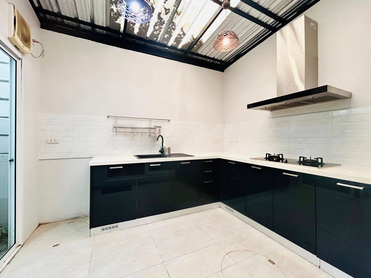 ขายทาวน์โฮมลาดกระบัง สุวรรณภูมิ : ✨ ขายด่วน! ทาวน์โฮม 3 ชั้น บ้านกลางเมือง สวนหลวง ร.9 พร้อมอยู่  เหมาะทำโฮมออฟฟิศ ทำเลทอง ใกล้เมกา บางนา