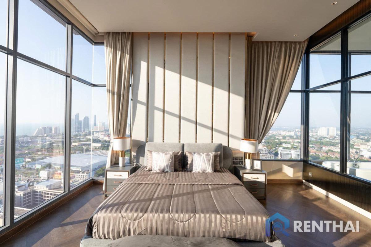 For SaleCondoPattaya, Bangsaen, Chonburi : Luxury Penthouse at the Top of a Premier Condo in the Heart of Pattaya.