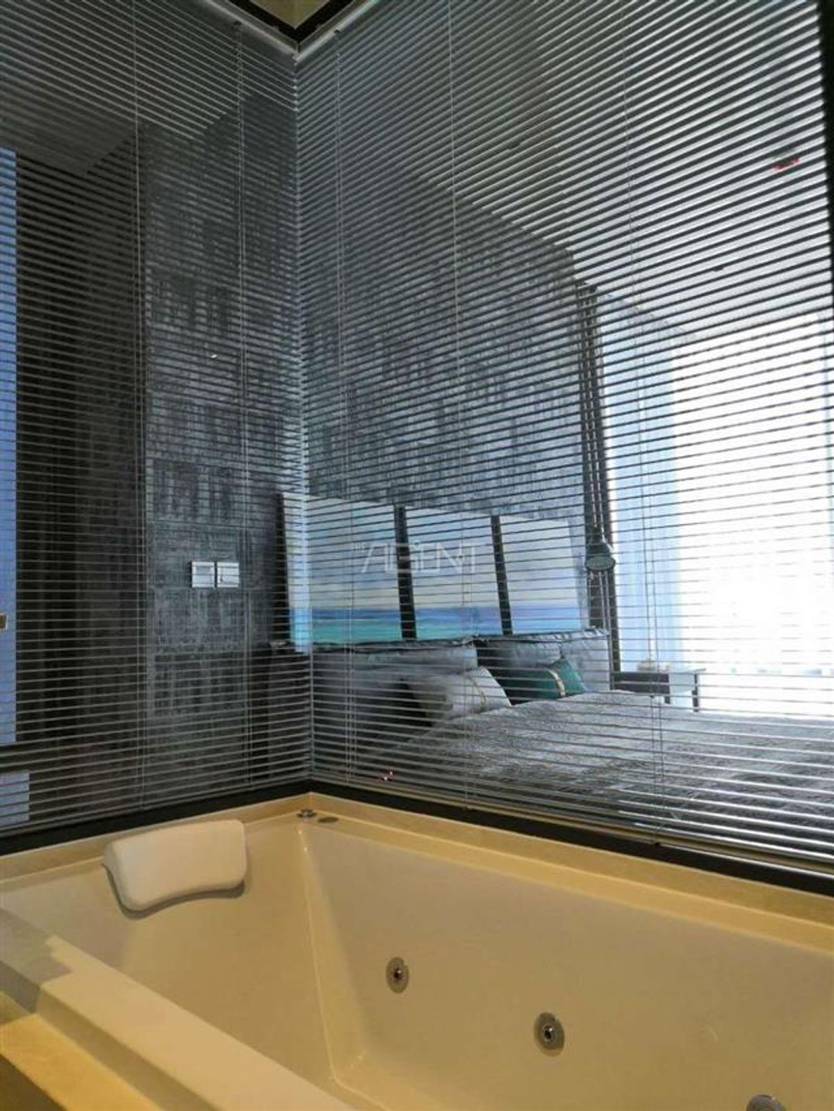 For RentCondoSilom, Saladaeng, Bangrak : **Ashton Silom 50 Sq,m. Fully Finish @38,000บาท/month call Nong 096-2615656  ห้องกว้างมาก 50 ตรม. 1 นอน 1 น้ำ เฟอร์ครบ พร้อมอยู่   Location : Silom , Chongnonsi  Rental Price : 38,000 Baht/Month  Condominium near MRT, BTS  : Silom , Chong nonsiStation  Co