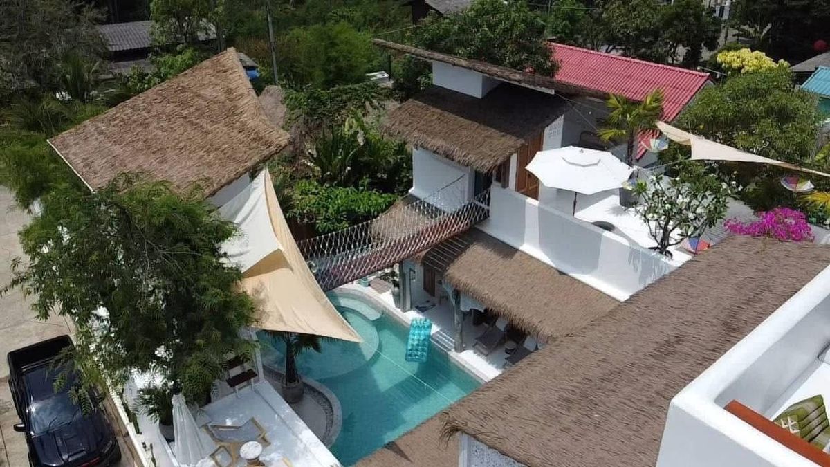 ขายราษฎร์บูรณะ สุขสวัสดิ์ : 🌿ขายบ้านสไตล์บาหลี – รีสอร์ทหรู ริมแม่น้ำเจ้าพระยา ✨พร้อมสระว่ายน้ำระบบน้ำแร่ ซาวน่าส่วนตัว และบาร์ไฟ 7 สี 💰ปล่อยเช่ารายวันได้จริง! รายได้เฉลี่ย 300,000+ บาท/เดือน (เหมาะมากสำหรับนักลงทุน Airbnb, Booking, Agoda)