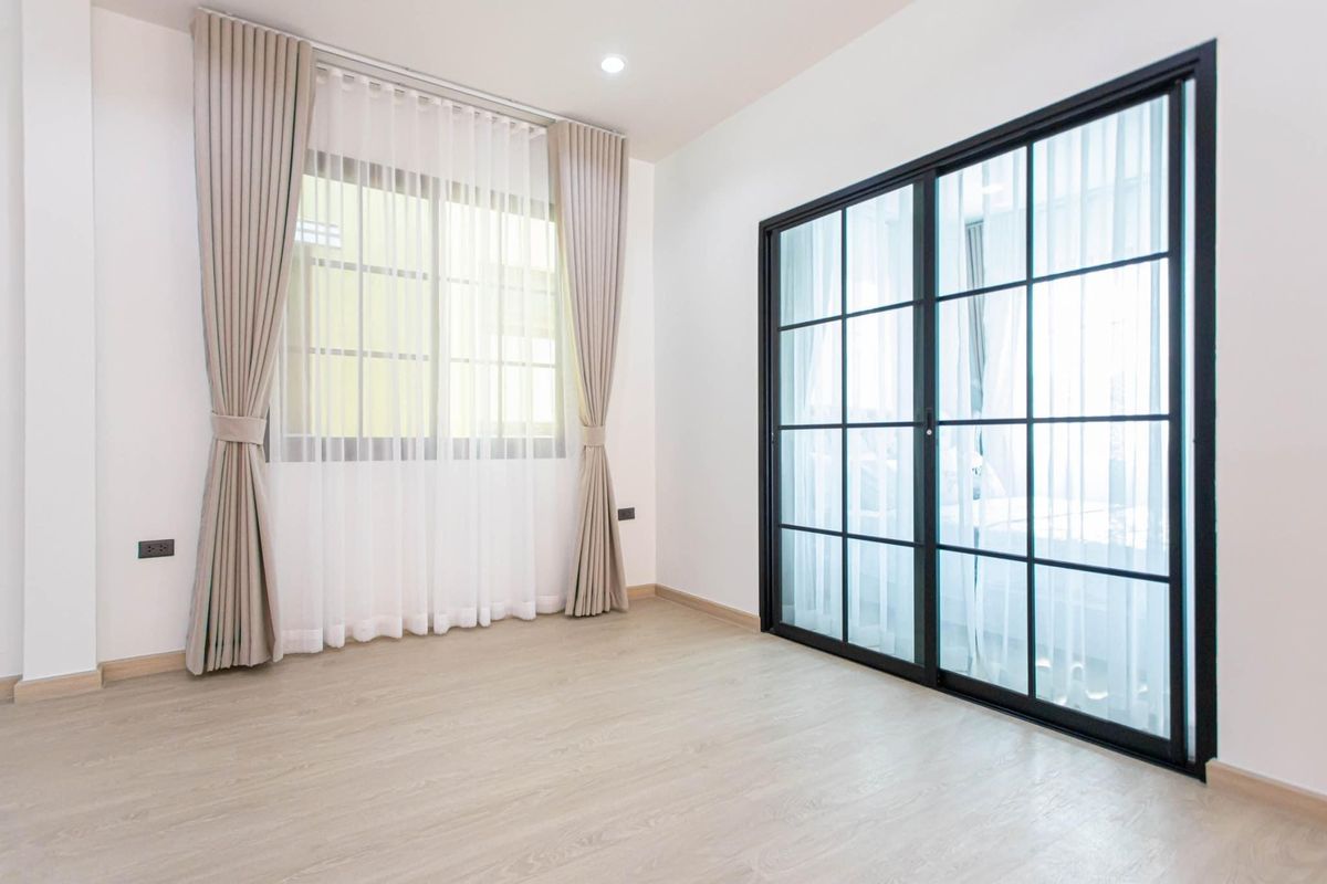 ขายบ้านลาดพร้าว เซ็นทรัลลาดพร้าว : 💎 ขายบ้านใหม่สไตล์โมเดิร์นหรูหรา ลาดพร้าว พร้อมเฟอร์นิเจอร์ทั้งหลัง  5 ห้องนอน 6 ห้องน้ำ ใกล้ MRT โรงเรียนนานาชาติ และแหล่งช้อปปิ้ง เข้าอยู่ได้ทันที 