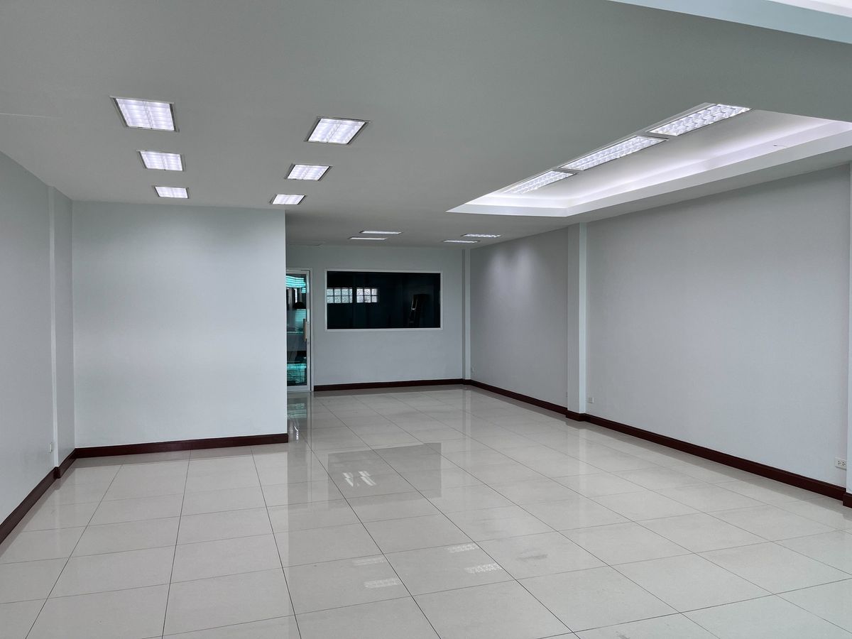 ขายอาคารพาณิชย์ลาดพร้าว เซ็นทรัลลาดพร้าว : ✨ โฮมออฟฟิศ 4 ชั้น ปรับปรุงใหม่ พร้อมเข้าอยู่ได้ทันที พร้อมรองรับลูกค้าต่างชาติ รายล้อมด้วยร้านอาหาร ร้านค้า และสำนักงานมากมาย 