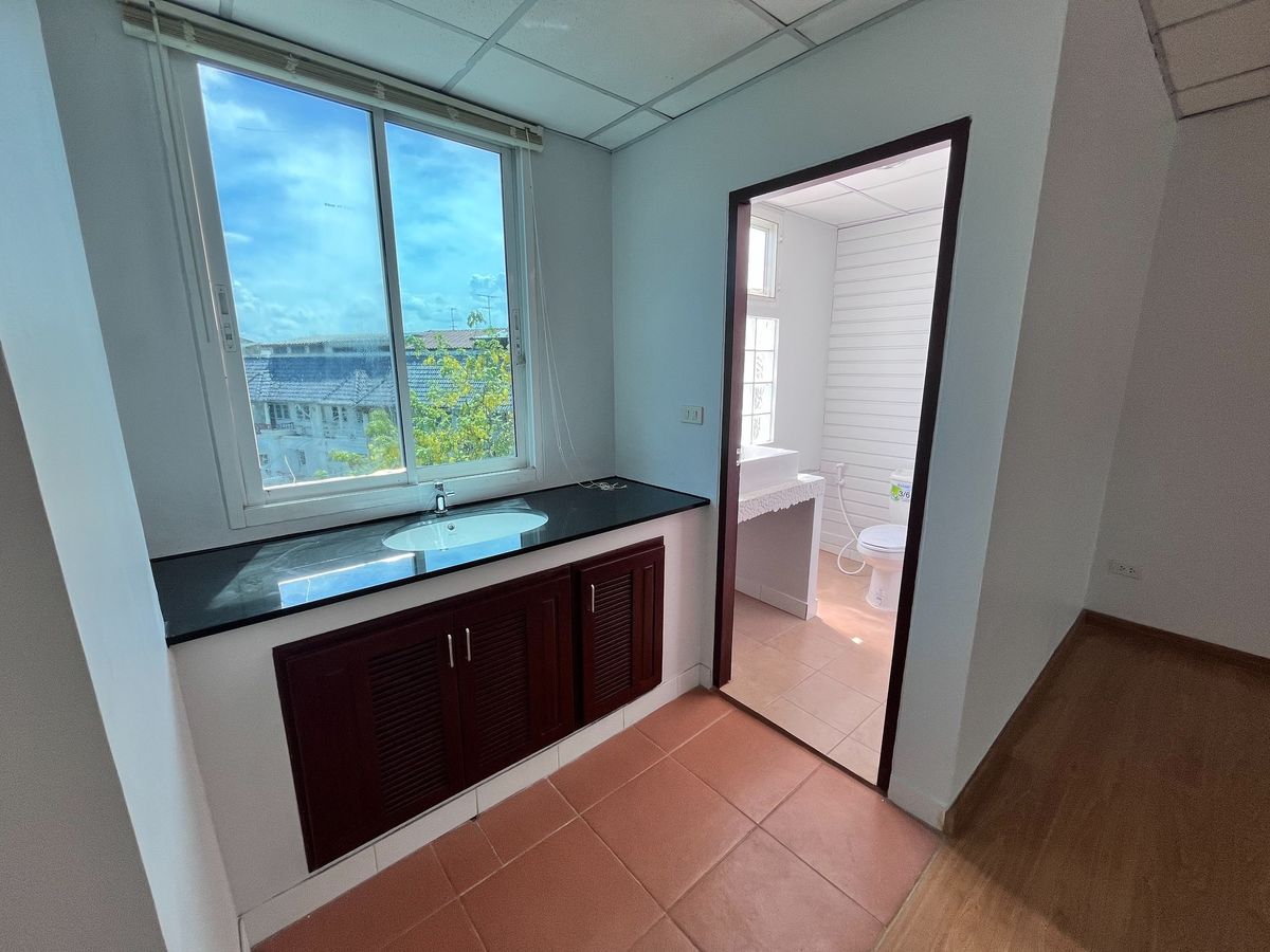 ขายอาคารพาณิชย์ลาดพร้าว เซ็นทรัลลาดพร้าว : ✨ โฮมออฟฟิศ 4 ชั้น ปรับปรุงใหม่ พร้อมเข้าอยู่ได้ทันที พร้อมรองรับลูกค้าต่างชาติ รายล้อมด้วยร้านอาหาร ร้านค้า และสำนักงานมากมาย 