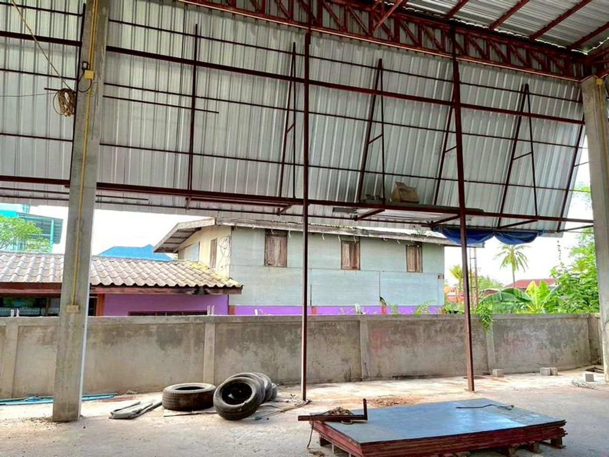 For RentLandChaiyaphum : Land for rent on the Chaiyaphum-Sikhio Road, opposite the MG car center with a house for an area of ​​107.8 square wah, Nong Na Saeng Subdistrict, Mueang Chaiyaphum District, Chaiyaphum Province.