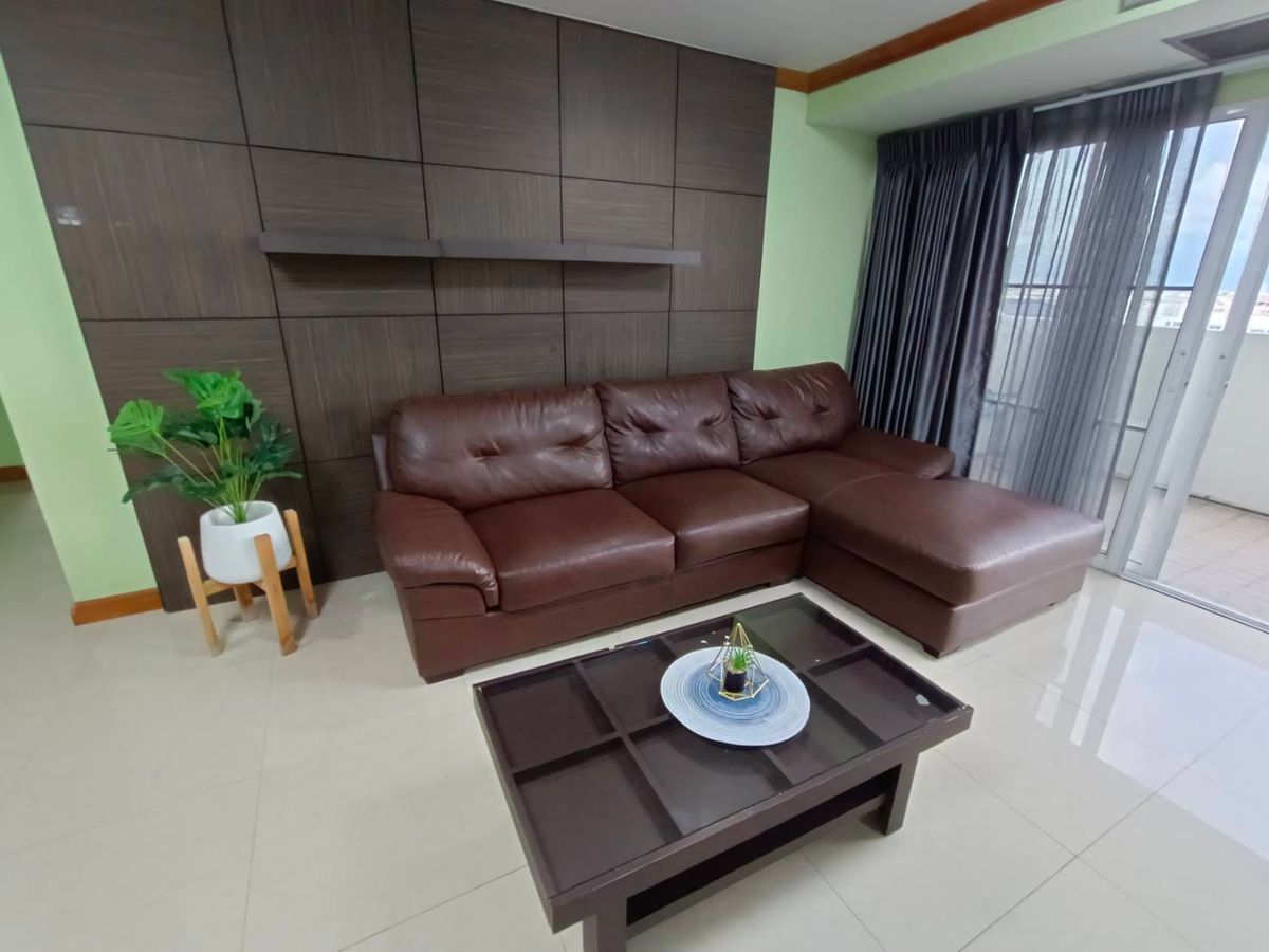 For RentCondoRamkhamhaeng, Hua Mak : Renovated  room for rent  162 sqm , 3 bed, 2 bath with maid room near Ramkhamheang 43/1  